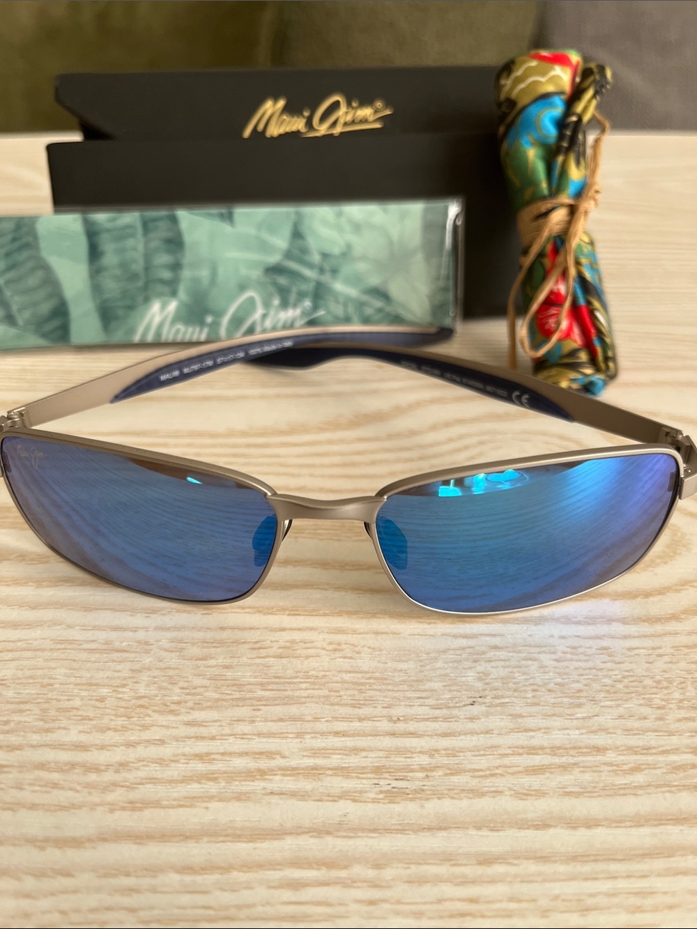 Maui Jim Titanium Frame Sunglasses with Blue Mirrored Lenses Unisex - Picture 9 of 10